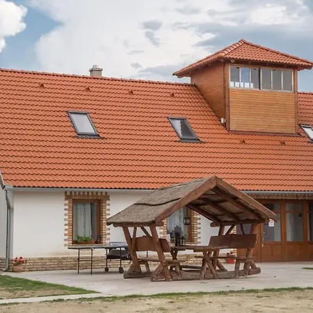 Istvan Lovas Tanya Apartmán